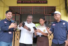 Manager Mobile Consumer Telkomsel Branch Jayapura, Grita Adrinovian ketika mencoba akses jaringan Hyper 5G Telkomsel di SMAN 1 Kota Jayapura.