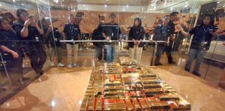 Peserta capacity building wartawan Papua di Jakarta saat melihat replika cadangan devisa berupa emas batangan di Museum Bank Indonesia
