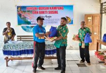 Presiden Prabowo Salurkan Bantuan Sembako kepada Warga Kampung Yoka Usai Bersih-Bersih Kampung