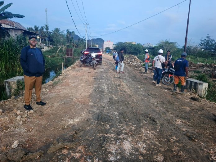 Caption : Kepala Bidang Fisik Prasarana Bappeda Papua, Alva Novalius Kapisa,ST., MKP saat meninjau lokasi pembangunan Infrastruktur dan Normalisasi sungai serta pembangunan saluran irigasi di Koya Barat, Distrik Muara Tami, Kota Jayapura, Selasa 14 Oktober 2025.