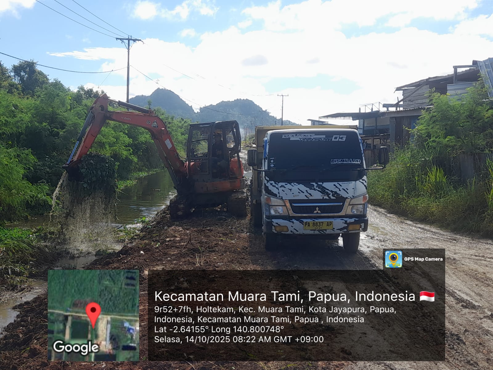 Caption : Kepala Bidang Fisik Prasarana Bappeda Papua, Alva Novalius Kapisa,ST., MKP saat meninjau lokasi pembangunan Infrastruktur dan Normalisasi sungai serta pembangunan saluran irigasi di Koya Barat, Distrik Muara Tami, Kota Jayapura, Selasa 14 Oktober 2025.