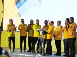 Caption saat didampingi Gubernur Papua, Mathius D Fakhiri dan pengurus Partai Golkar Provinsi Papua saat membuk Musda XI DPD Partai Golkar Papua, Jumat (17/10/2025)