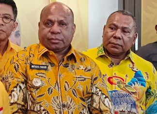 Caption : Gubernur Papua, Komjen Pol (Purn) Mathius Derek Fakhiri, didampingi Wagun, saat menghadiri Musda ke-XI di Hotel Sunni, Abepura, Jumat (17/10/2025).