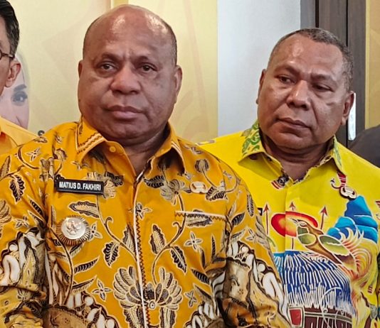 Caption : Gubernur Papua, Komjen Pol (Purn) Mathius Derek Fakhiri, didampingi Wagun, saat menghadiri Musda ke-XI di Hotel Sunni, Abepura, Jumat (17/10/2025).