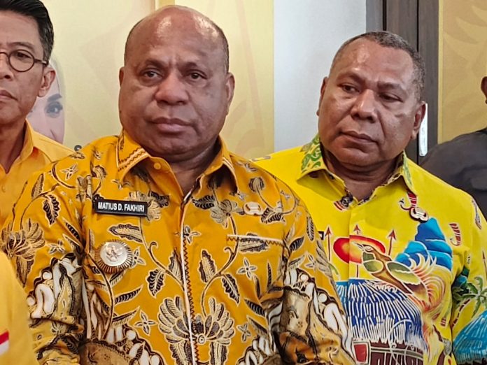 Caption : Gubernur Papua, Komjen Pol (Purn) Mathius Derek Fakhiri, didampingi Wagun, saat menghadiri Musda ke-XI di Hotel Sunni, Abepura, Jumat (17/10/2025).