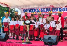 BMP Bagi Alat Tulis Kepada Anak-anak SD di Gelaran Pentas Seni Budaya Port Numbay Caption: Ketua DPC BMP Kota Jayapura Bobby Awi saat memberikan bantuan alat tulis kepada anak-anak SD digelaran pentas seni dan budaya Port Numbay.