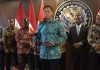 Caption : Gubernur Provinsi Papua, Mathius Fakhiri saat menghadiri pertemuan dengan Menteri Koordinator Bidang Infrastruktur dan Pembangunan Kewilayahan, Agus Harimurti Yudhoyono (AHY) di jakarta.