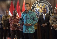 Caption : Gubernur Provinsi Papua, Mathius Fakhiri saat menghadiri pertemuan dengan Menteri Koordinator Bidang Infrastruktur dan Pembangunan Kewilayahan, Agus Harimurti Yudhoyono (AHY) di jakarta.