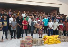 Caption : Sekretaris Dewan (Sekwan) DPR Papua, Dr. Juliana J. Waromi, saat menyerhaln secara simbolis bantuan sembako kepada perwakilan siswa Sekolah Menengah Seminari Santo Fransiskus Asisi Waena, Kamis (23/9/2025).