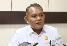 Warga Terhambat Layanan Kesehatan, DPR Papua Temukan RS Rusak dan BPJS Bermasalah Caption : Anggota Komisi DPR Papua, Arifin Mansyur saat memberikan keterangan pers, Selasa (28/12025) di DPR Papua