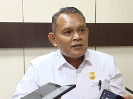 Caption : Anggota Komisi DPR Papua, Arifin Mansyur saat memberikan keterangan pers, Selasa (28/12025) di DPR Papua