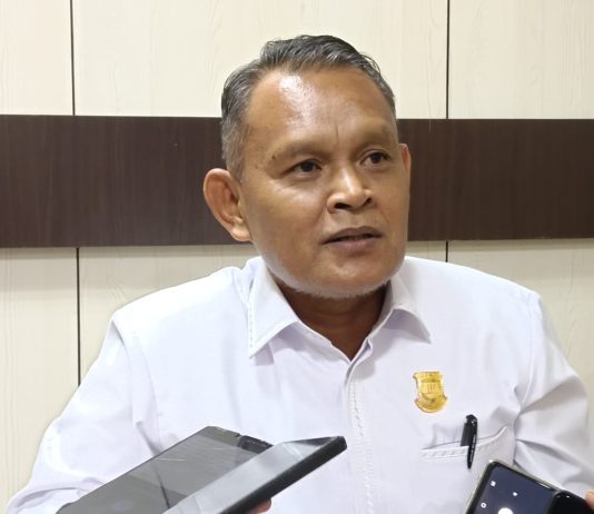Caption : Anggota Komisi DPR Papua, Arifin Mansyur saat memberikan keterangan pers, Selasa (28/12025) di DPR Papua