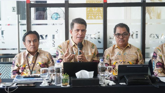 IMG-20251029-WA0009 Caption : Kepala Bidang Bimas Katolik Kanwil Kementerian Agama Provinsi Papua, Fransiskus Xaverius Leso Mar, S.S saat memaparkan program pembangunan dan sarana pendidikan Tahun 2025