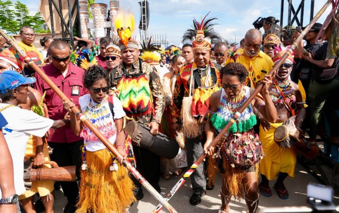 IMG-20251031-WA0041 Caption : Gubernur dan wakil Gubernur Papua, Komjen pol (Purn) Mathius Derek Fakhiri, S.Ik,. M.H dan Aryoko Rumaropen, saat disambut adat lima wilyah, pada ibadah syukur dan pesta rakyat, Jum'at (31/10/2025) .