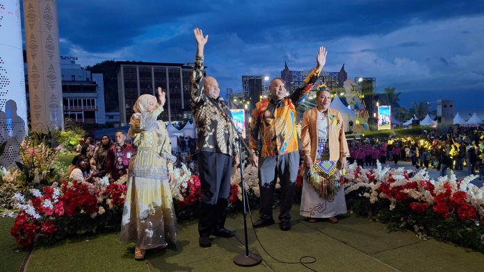 Caption Foto : Rasa Haru masyarakat terlihat saat Gubernur Papua Komjen Pol (Purn) Mathius Derek Fakhiri, S.Ik., M.H dan Wakil Gubernur Papua, Aryoko Rumaropen ketika menyapa masyarakat pada pesta rakyat yang berlangsung di halaman Kantor Gubernur Papua, Jumat (31/10/2025).
