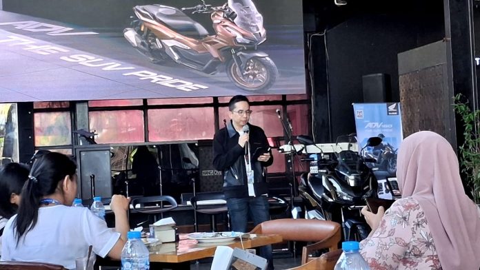 Region Head Astra Motor Papua, Thomas Pradu saat memperkenalkanNew Honda ADV 160 kepada awak media di Kota Jayapura, Selasa (14/10/25)