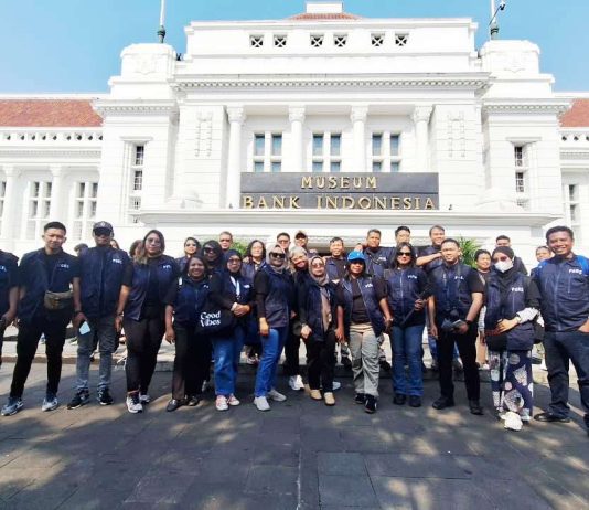 Foto bersama peserta capacity building jurnalis ekonomi Papua ke Musium Bank Indonesia
