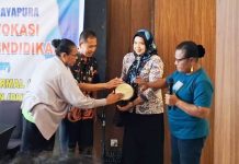 Pembukaan Sosialisasi dan Advokasi Kebijakan di Bidang Pendidikan untuk pengelola Sekolah TK dan PKBM oleh Kepala Dinas Pendidikan Kabupaten Jayapura, Amelia Ondikeleuw dan pejabat yang hadir di Hotel Grand Papua, Sentani, Jumat (24/10/2025)