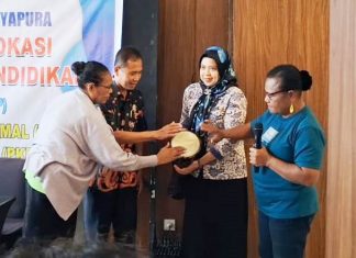 Pembukaan Sosialisasi dan Advokasi Kebijakan di Bidang Pendidikan untuk pengelola Sekolah TK dan PKBM oleh Kepala Dinas Pendidikan Kabupaten Jayapura, Amelia Ondikeleuw dan pejabat yang hadir di Hotel Grand Papua, Sentani, Jumat (24/10/2025)