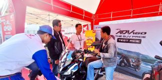 Sesi test ride dalam perkenalan New Honda ADV 160 dengan awak media di KOta Jayapura, Papua