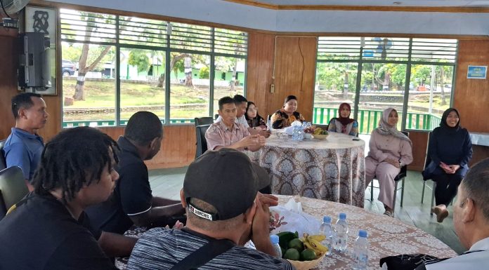 Brigjen TNI Endra Saputra Kusuma Z.R S.E, M.Si, M.Han saat memberi keterangan kepada awak media di Sentani, Minggu (16/11/25)