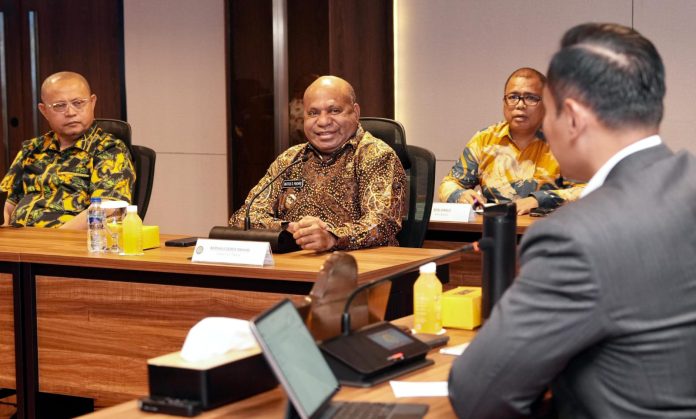 IMG-20251112-WA0152 Caption : Suasana pertemuan antara Gubernur Papua Matius D. Fakhiri dengan Menteri Koordinator Bidang Infrastruktur dan Pembangunan Kewilayahan, Agus Harimurti Yudhoyono (AHY), di Jakarta, Rabu (12/11).