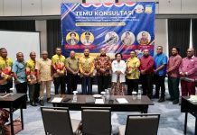 Gubernur Fakhiri Tegaskan Kolaborasi Pusat-Daerah Kunci Sukses Otsus dan Tolak Pengkotak-kotakan Pasca Pemekaran Caption : Foto bersama Gubernur Papua, Matius D. Fakhiri, PURT, MRP dengan Kementerian/Lembaga Pemerintah Pusat di Ballroom Hotel Morrissey Jakarta, Kamis (13/11/2025),