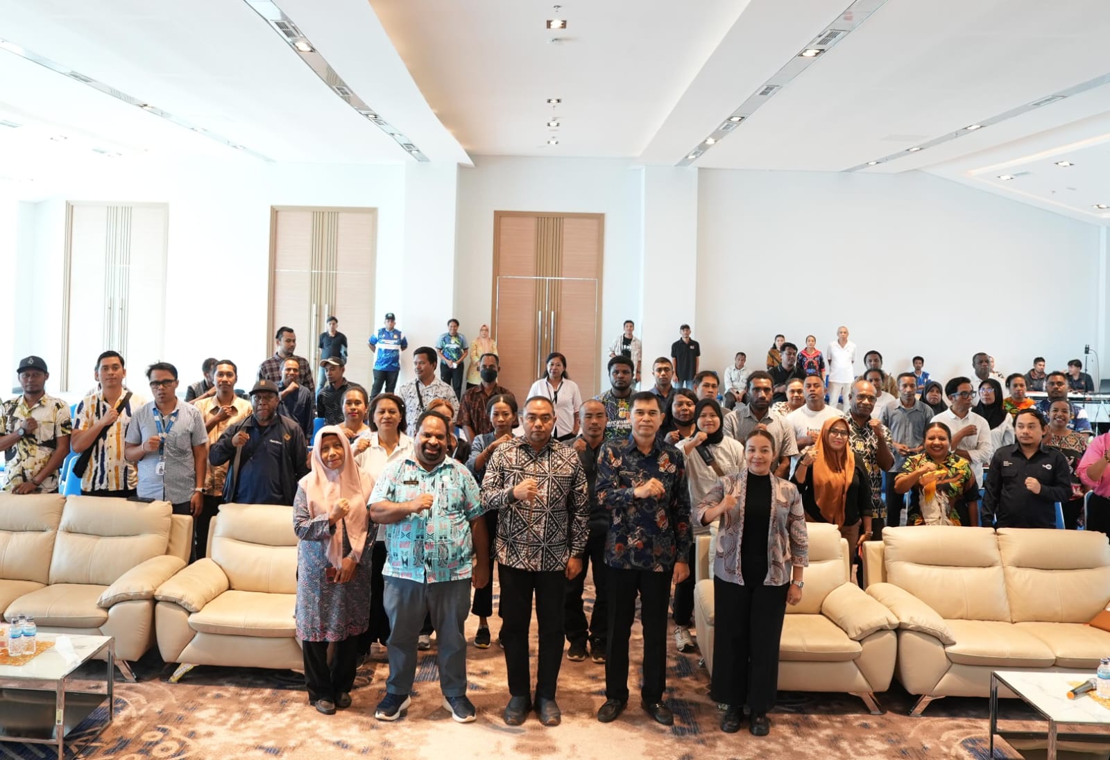 Caption : Foto bersama Plh Sekda) Papua, dr. Tri Warno, S.IP., M.Si., dan Kabid PKP Diskominfo Provinsi Papua, Ina Aryane A. Mansnandifu, ST bersama awak mediadi lantai 9 Kantor Gubernur Papua, Jumat (14/11/2025). 