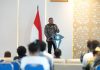 Caption : Plh Sekda) Papua, dr. Tri Warno, S.IP., M.Si., saat menyampaikan sambutan dalam kegiatan sosialisasi Etika dan Profesionalisme bagi awak media, yang berlangsung di lantai 9 Kantor Gubernur Papua, Jumat (14/11/2025).
