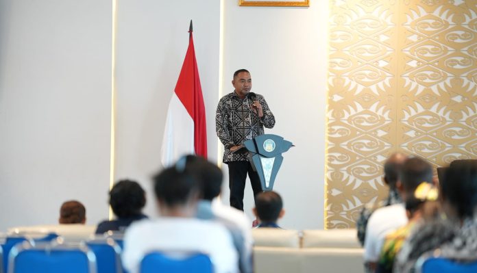 Caption : Plh Sekda) Papua, dr. Tri Warno, S.IP., M.Si., saat menyampaikan sambutan dalam kegiatan sosialisasi Etika dan Profesionalisme bagi awak media, yang berlangsung di lantai 9 Kantor Gubernur Papua, Jumat (14/11/2025).