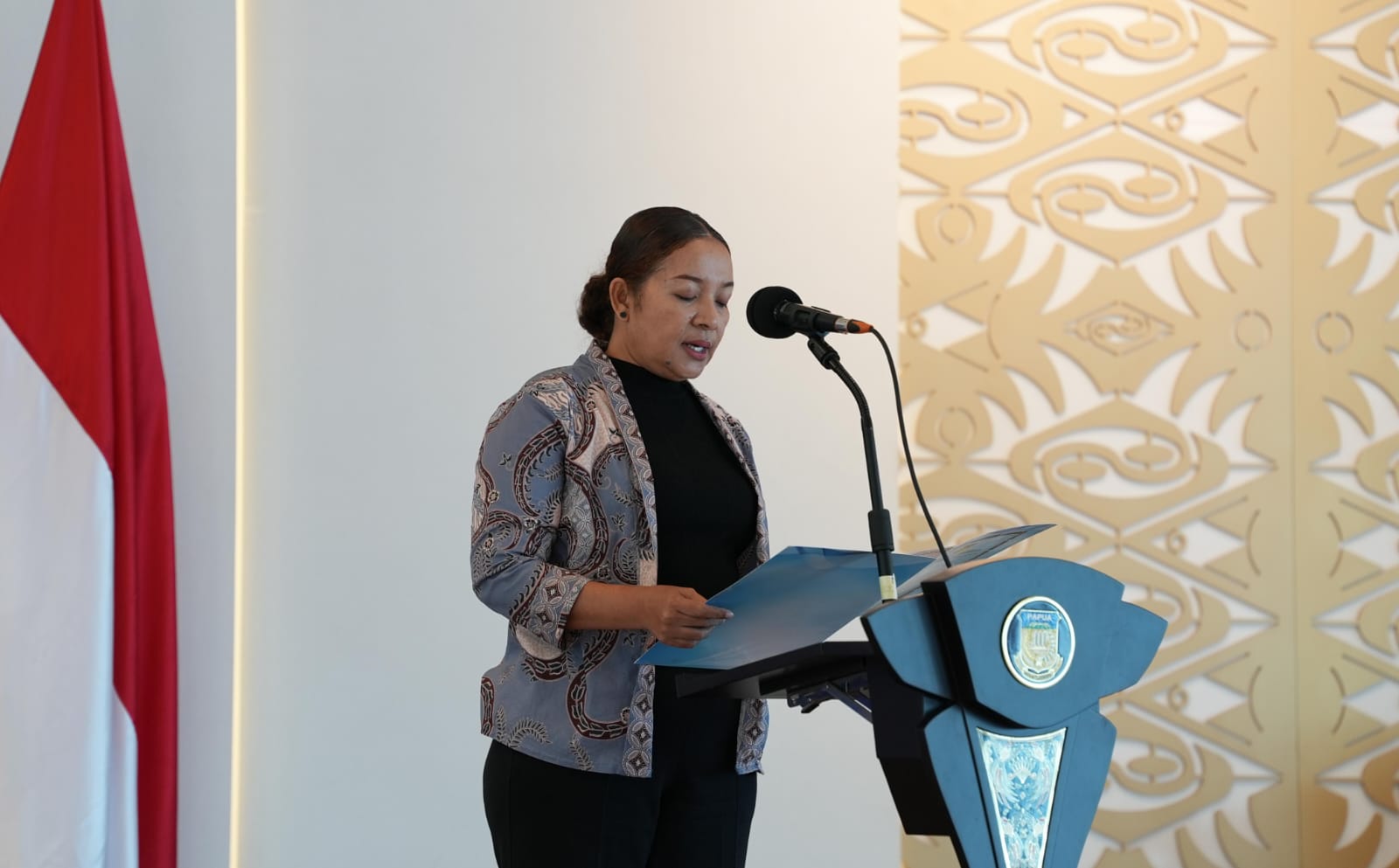 Caption : Kabid PKP Diskominfo Provinsi Papua, Ina Aryane A. Mansnandifu, ST saat menyampaikan laporan dalamkegiatan sosialisasi Etika dan Profesionalisme bagi awak media, yang berlangsung di lantai 9 Kantor Gubernur Papua, Jumat (14/11/2025). 
