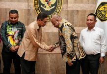 Gubernur Papua Dorong Percepatan Penetapan Wilayah Usaha Pertambangan Caption : Gubernur Papua Matius D. Fakhiri, saat bersalaman dengan Wamen ESDM RI Yuliot Tanjung.