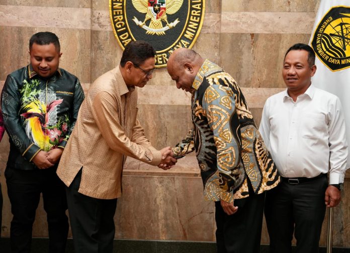 Caption : Gubernur Papua Matius D. Fakhiri, saat bersalaman dengan Wamen ESDM RI Yuliot Tanjung.