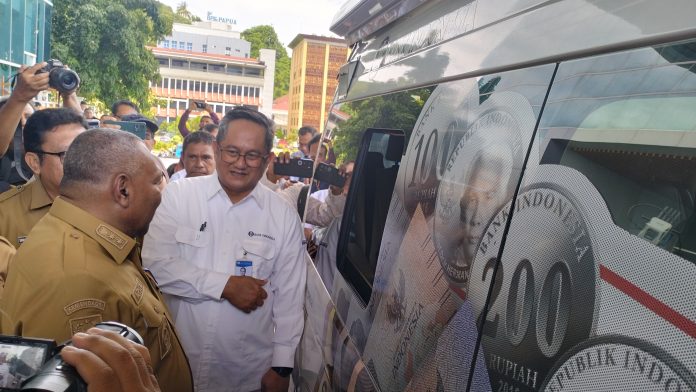 Caption : Wakil Gubernur Papua, Aryoko Rumaropen didamingi Kepala BI saat mengecek mobil kas Keliling pada pembukaan Kick Off Semarak Rupiah di Hari Natal Penuh Damai (SERUNAI) Tahun 2025 yang berlangsung di Halaman Kantor Gubernur Papua, Senin (8/12/2025).