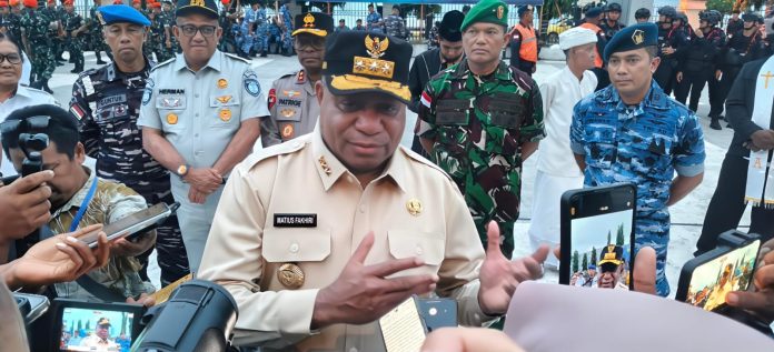 IMG-20251231-WA0074 Caption : Gubernur Provinsi Papua, Komjen Pol (Purn) Mathius D. Fakhiri, memberi jangan pera usai apel pergantian Tahun Baru di halaman Kantor Gubernur Papua, Rabu (31/12/2025).