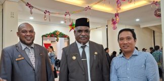 Caption :  Wali Kota Jayapura, Abisai Rollo saat foto bersama dengan Ketua Beladiri Kempo Indonesia (BKI) Kota Jayapura, Patrisius Randa, usai membuka Sidang DPR Kota Jayapura, pada Jum'at (19/12/2025)