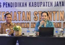 Bunda PAUD Kabupaten Jayapura Sebut Dunia Pendidikan Berpreran Tinggi Pada Penanggulangan Stunting Bunda PAUD Kabupaten Jayapura, Ny. Dewi Sartika Sibarani Wonda saat memberi pembekalan tentang stunting kepada guru-guru PAUD se-Kabupaten Jayapura