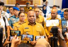 Horeee!!!, Pemprov Papua Luncurkan Program Tiket Gratis Nataru 2025/2026 Kepada Masyarakat Caption : Gubernur Papua, Matius D. Fakhiri saat memberikan keterangan pers di Kantor Gubernur Papua, Senin (08/12/2025)