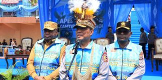 Wakapolri, Komjen Pol. Prof. Dr. Dedi Prasetyo, S.H., M.Hum., M.Si., M.M., bersama Gubernur Papua, Komjen Pol. (Purn), Mathius D. Fakhiri, dan Kapolda Papua, Irjen Pol. Patrige R. Renwarin saat memberi keterangan pers di Mapolda Papua, Koya Koso, Kota Jayapura, Senin (9/12/25)