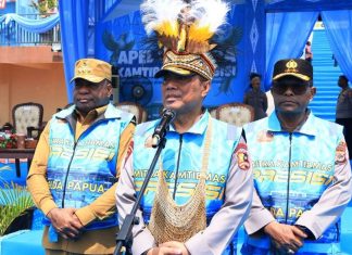 Wakapolri, Komjen Pol. Prof. Dr. Dedi Prasetyo, S.H., M.Hum., M.Si., M.M., bersama Gubernur Papua, Komjen Pol. (Purn), Mathius D. Fakhiri, dan Kapolda Papua, Irjen Pol. Patrige R. Renwarin saat memberi keterangan pers di Mapolda Papua, Koya Koso, Kota Jayapura, Senin (9/12/25)