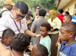 EVP Head of Circle Kalisumapa Indosat Ooredoo Hutchison, Swandi Tjia saat bercengkerama dengan anak-anak yang diasuh di Panti Asuhan Pembawa Terang