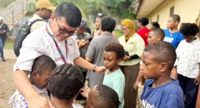 EVP Head of Circle Kalisumapa Indosat Ooredoo Hutchison, Swandi Tjia saat bercengkerama dengan anak-anak yang diasuh di Panti Asuhan Pembawa Terang