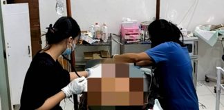 Salah satu korban akibat serangan senjata tajam oleh KKB di Yahukimo saat mendapat perawatan medis di RSUD Dekai