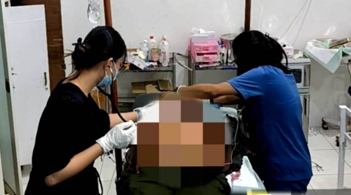 Salah satu korban akibat serangan senjata tajam oleh KKB di Yahukimo saat mendapat perawatan medis di RSUD Dekai Salah satu korban akibat serangan senjata tajam oleh KKB di Yahukimo saat mendapat perawatan medis di RSUD Dekai