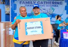 Penyerahan doorprize oleh Dirut PT. AMJ Robongholo Nanwani, Entis Sutisna kepada pemenang doorprize