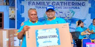 Penyerahan doorprize oleh Dirut PT. AMJ Robongholo Nanwani, Entis Sutisna kepada pemenang doorprize