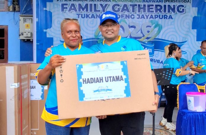 Penyerahan doorprize oleh Dirut PT. AMJ Robongholo Nanwani, Entis Sutisna kepada pemenang doorprize