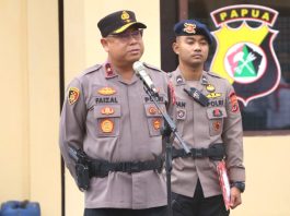 Wakapolda Papua, Brigjen Pol. Dr. Faizal Ramadhani, S.Sos., S.I.K., M.H., saat memimpin apel perdana di Tahun 2026 di Lapangan Apel Mako Polda Lama, Jayapura, Senin (05/01)