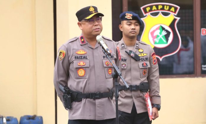 IMG-20260105-WA0008 Wakapolda Papua, Brigjen Pol. Dr. Faizal Ramadhani, S.Sos., S.I.K., M.H., saat memimpin apel perdana di Tahun 2026 di Lapangan Apel Mako Polda Lama, Jayapura, Senin (05/01)