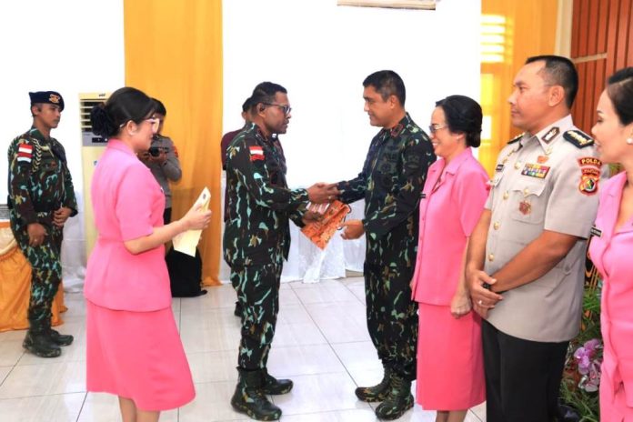 Kapolda Papua Irjen Pol. Patrige Renwarin menyerahkan cinderamata kepada Kombes Pol. Adarma Sinaga, S.I.K., M.Hum., sebagai Dansat Brimobda Papua yang baru dalam kesempatan lepas sambut pejabat utama yang digelar di Mako Brimobda Papua